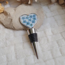 Bouchon de bouteille réutilisable, coeur avec fleurs séchées de Myosotis.