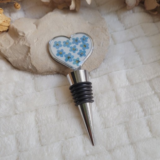 Bouchon de bouteille réutilisable, coeur avec fleurs séchées de Myosotis.