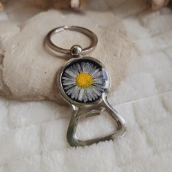 Porte-clé décapsuleur en métal et fleurs séchées de Pâquerette.