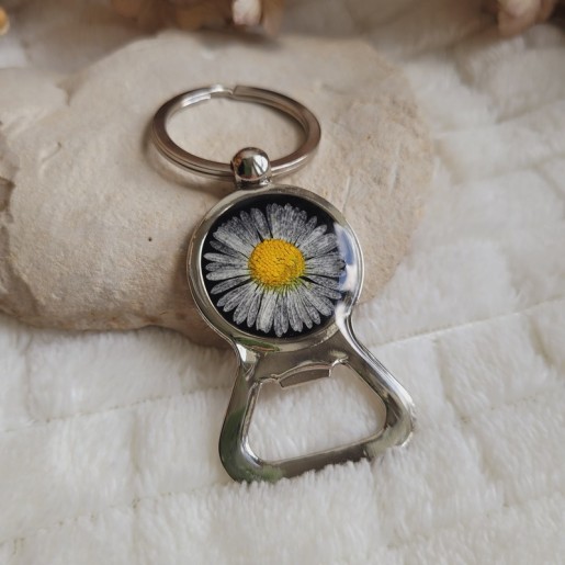 Porte-clé décapsuleur en métal et fleurs séchées de Pâquerette.