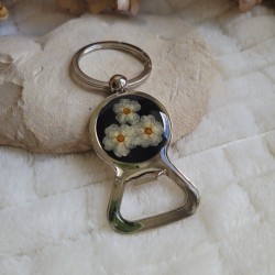 Porte-clé décapsuleur en métal et fleurs séchées de Spirée.