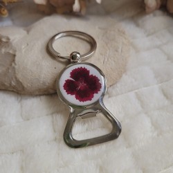 Porte-clé décapsuleur en métal et fleurs séchées d'Oeillet de Poète.