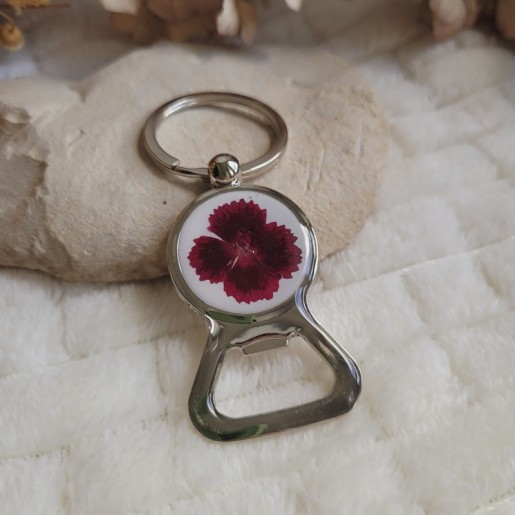 Porte-clé décapsuleur en métal et fleurs séchées d'Oeillet de Poète.