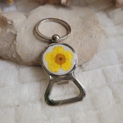 Porte-clé décapsuleur en métal et fleurs séchées de Bouton d'Or.