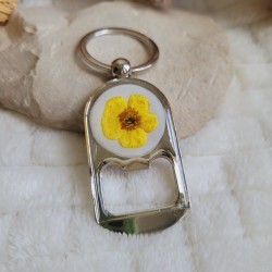 Porte-clé décapsuleur en métal et fleurs séchées de Bouton d'Or.