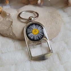 Porte-clé décapsuleur en métal et fleurs séchées de Pâquerette.