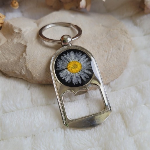 Porte-clé décapsuleur en métal et fleurs séchées de Pâquerette.