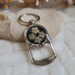 Porte-clé décapsuleur en métal et fleurs séchées de Spirée.