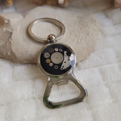 Porte-clé décapsuleur de style Steampunk avec pièces détachées de montre.