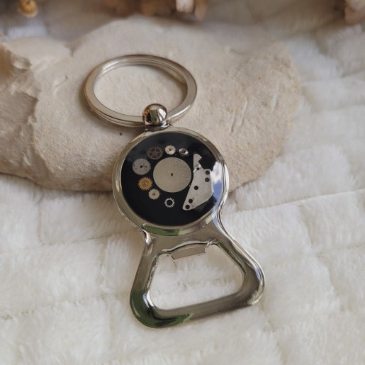Porte-clé décapsuleur de style Steampunk avec pièces détachées de montre.