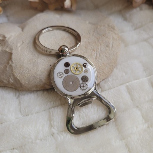 Porte-clé décapsuleur de style Steampunk avec pièces détachées de montre.
