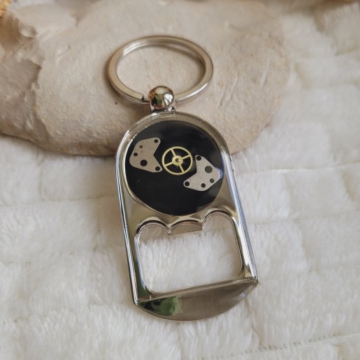 Porte-clé décapsuleur de style Steampunk avec pièces détachées de montre.