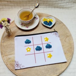 TIC TAC TOE - Jeu de Morpion artisanal avec pions en forme de nuage et étoile.