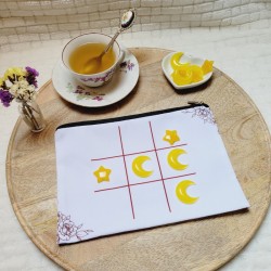 TIC TAC TOE - Jeu de Morpion artisanal avec pions en forme de lune et étoile.