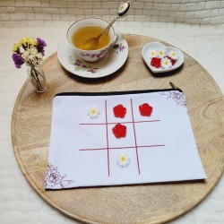 TIC TAC TOE - Jeu de Morpion artisanal avec pions en forme de Rose et de Pâquerette.