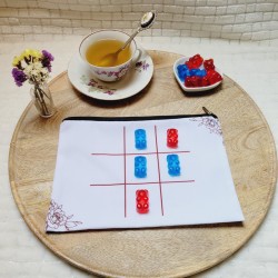 TIC TAC TOE - Jeu de Morpion artisanal avec pions en forme de bonbon ours.