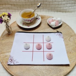 TIC TAC TOE - Jeu de Morpion artisanal avec pions en forme de meringues fraise et nature.