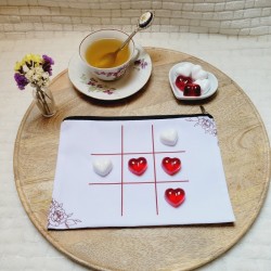 TIC TAC TOE - Jeu de Morpion artisanal avec pions en forme de coeurs rouges et blancs.