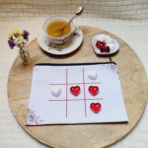 TIC TAC TOE - Jeu de Morpion artisanal avec pions en forme de coeurs rouges et blancs.