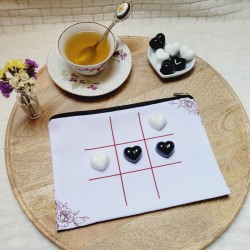 TIC TAC TOE - Jeu de Morpion artisanal avec pions en forme de coeurs noirs et blancs.