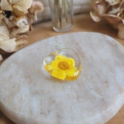 Worry Stones / Anti-Stress coeur en résine et fleur séchée de Bouton d'Or.