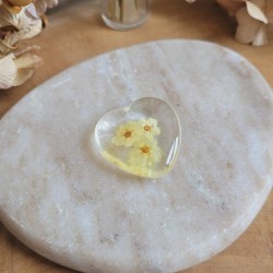 Worry Stones / Anti-Stress coeur en résine et fleurs séchées de Spirée.