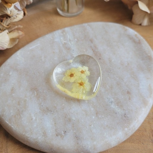 Worry Stones / Anti-Stress coeur en résine et fleurs séchées de Spirée.