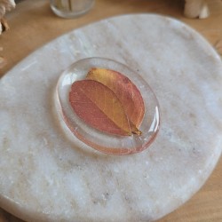 Worry Stones / Anti-Stress ovale en résine et feuilles séchées de Lilas des Indes.