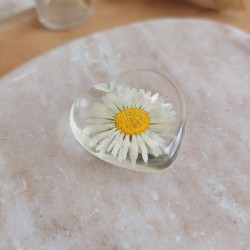 Worry Stones / Anti-Stress coeur en résine et fleur séchée de Pâquerette.