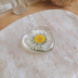 Worry Stones / Anti-Stress coeur en résine et fleur séchée de Pâquerette.