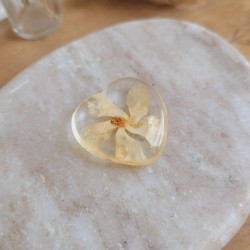 Worry Stones / Anti-Stress coeur en résine et fleur séchée de Jasmin.