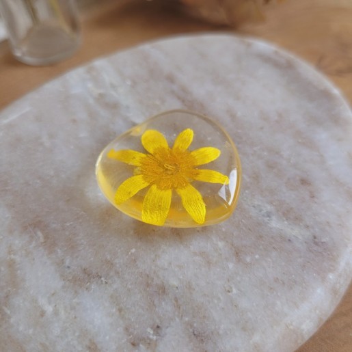 Worry Stones / Anti-Stress coeur en résine et fleur séchée de Ficaire.