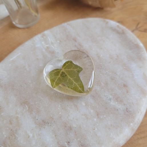 Worry Stones / Anti-Stress coeur en résine et feuille séchée de Lierre.