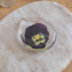 Worry Stones / Anti-Stress goutte en résine et fleurs séchées de Pensée.