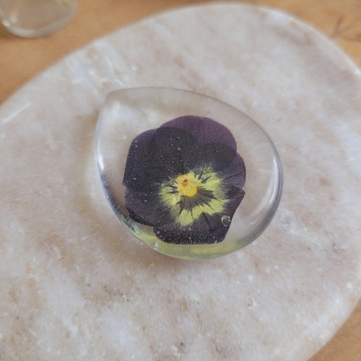 Worry Stones / Anti-Stress goutte en résine et fleurs séchées de Pensée.