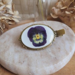 Pince à cheveux en laiton et fleur séchée de Pensée.