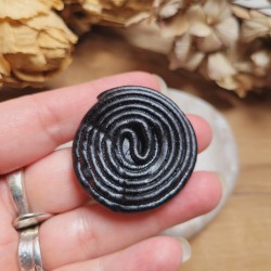 Magnet bonbon réglisse ultra réaliste en résine.
