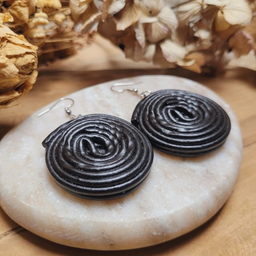 Boucles d'oreilles bonbon réglisse en résine ultra réaliste.
