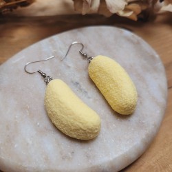 Boucles d'oreilles bonbon banane en résine ultra réaliste.
