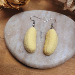 Boucles d'oreilles bonbon banane en résine ultra réaliste.
