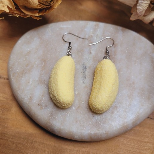 Boucles d'oreilles bonbon banane en résine ultra réaliste.
