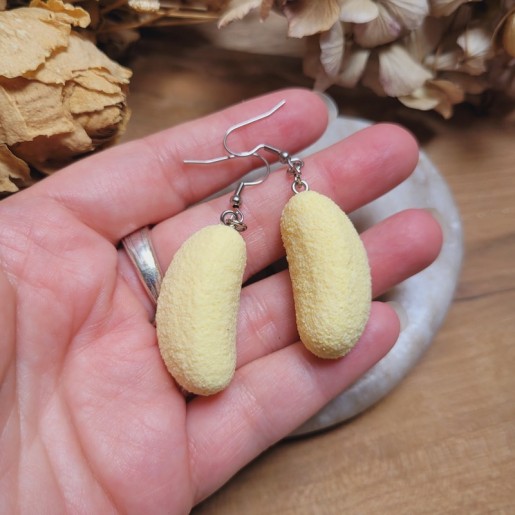 Boucles d'oreilles bonbon banane en résine ultra réaliste.