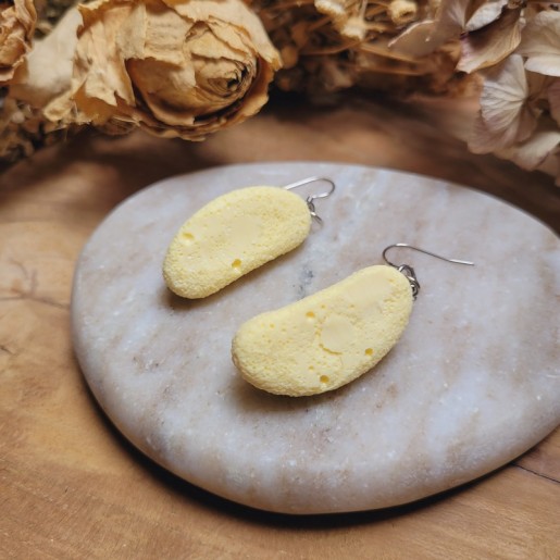 Boucles d'oreilles bonbon banane en résine ultra réaliste.