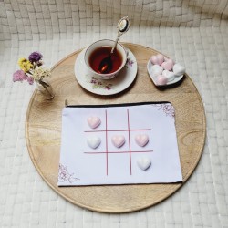 TIC TAC TOE - Jeu de Morpion artisanal avec pions en forme de coeurs roses pâles et blancs.