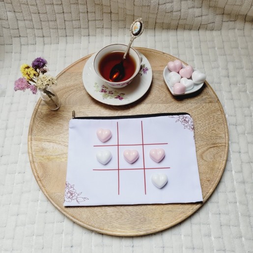 TIC TAC TOE - Jeu de Morpion artisanal avec pions en forme de coeurs roses pâles et blancs.