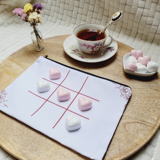 TIC TAC TOE - Jeu de Morpion artisanal avec pions en forme de coeurs roses pâles et blancs.