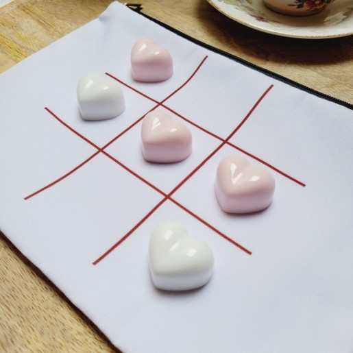 TIC TAC TOE - Jeu de Morpion artisanal avec pions en forme de coeurs roses pâles et blancs.