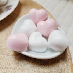 TIC TAC TOE - Jeu de Morpion artisanal avec pions en forme de coeurs roses pâles et blancs.