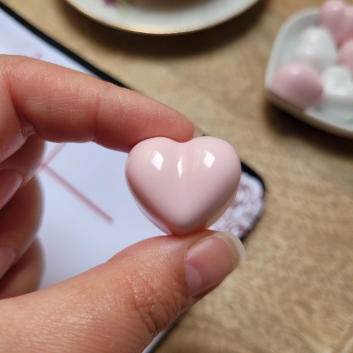 TIC TAC TOE - Jeu de Morpion artisanal avec pions en forme de coeurs roses pâles et blancs.