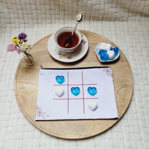 TIC TAC TOE - Jeu de Morpion artisanal avec pions en forme de coeurs bleus et blancs.